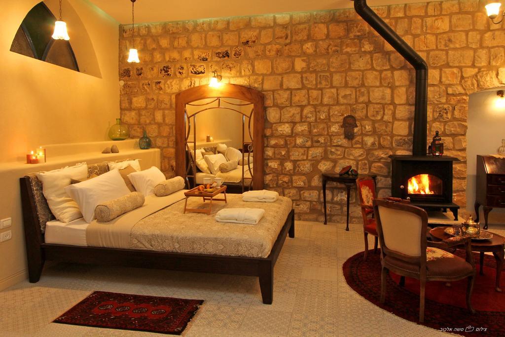 Отель Beit Ha'Omanim Цфат Номер фото